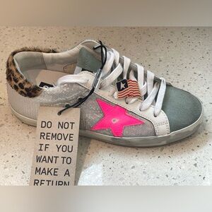 GOLDEN GOOSE FLAG PIN